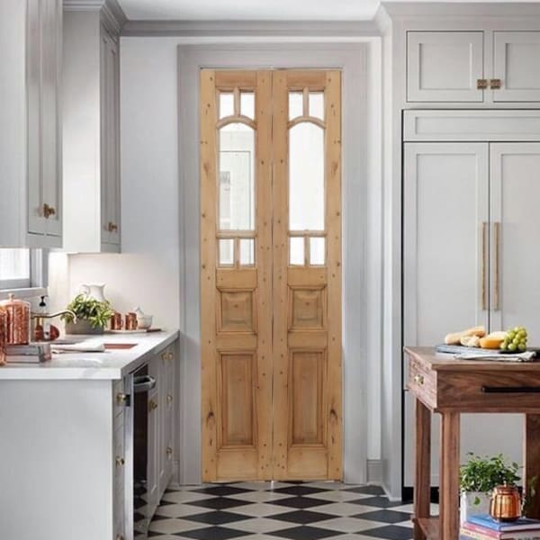 Puerta francesa antigua personalizada: madera rústica y vidrio para exterior e interior.