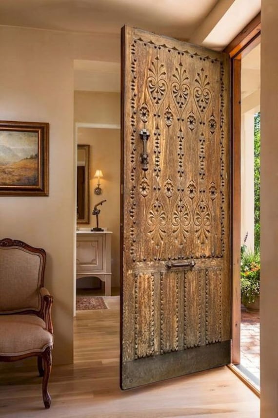 手彫りの無垢材の玄関ドア：アンティーク調の納屋の引き戸または蝶番式