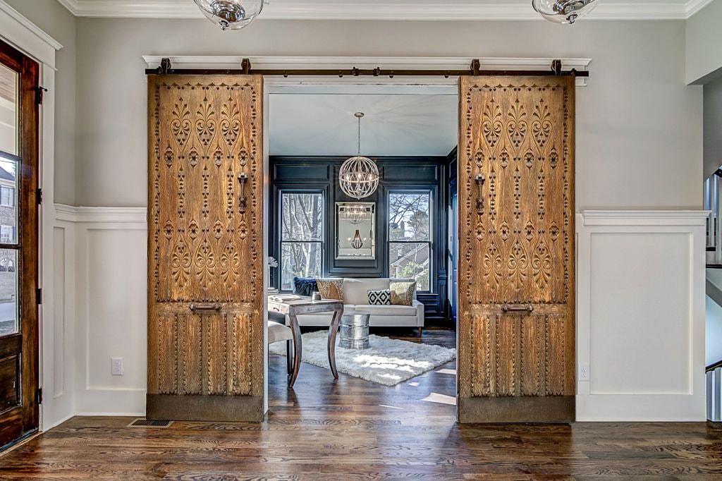 手彫りの無垢材の玄関ドア：アンティーク調の納屋の引き戸または蝶番式