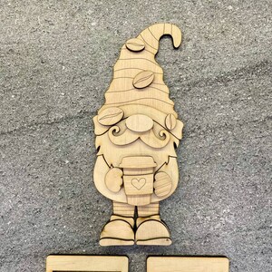 File SVG di gnomo seduto sullo scaffale del caffè, file SVG laser di gnomo, file SVG di gnomo seduto sullo scaffale, file SVG di bar del caffè, file SVG di taglio laser, Glowforge
