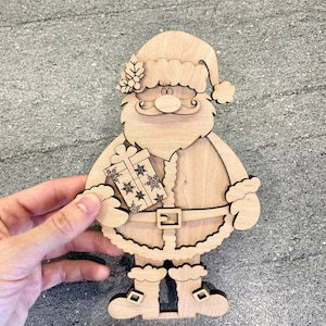 File SVG di Babbo Natale in piedi - Taglio laser per decorazioni natalizie da scaffale, file SVG di Babbo Natale per decorazioni natalizie fortunate