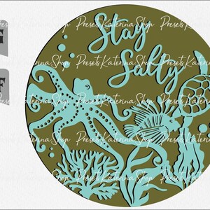 Op de afbeelding: Een ronde, groene achtergrond met de tekst "Stay Salty" in lichtblauw. De achtergrond bevat ook een lichtblauwe octopus, een zeepaardje, een schildpad en koraal.