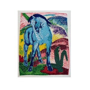 Puede incluir: Un caballo azul se encuentra en un campo de formas abstractas de colores. El caballo está contorneado en negro y tiene una crin blanca. El fondo es una mezcla de rosa, amarillo, verde y morado.