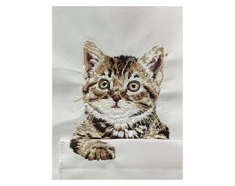 Disegno da ricamo con gatto sopra la tasca: toppa con gattino (download digitale)