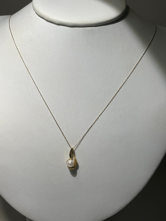 14 Kt Yellow Gold Swirl Pearl necklace - image 3