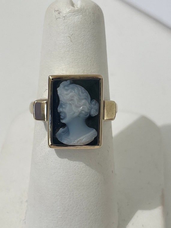 Victorian Black and White Cameo Ring 10 Kt Gold D&