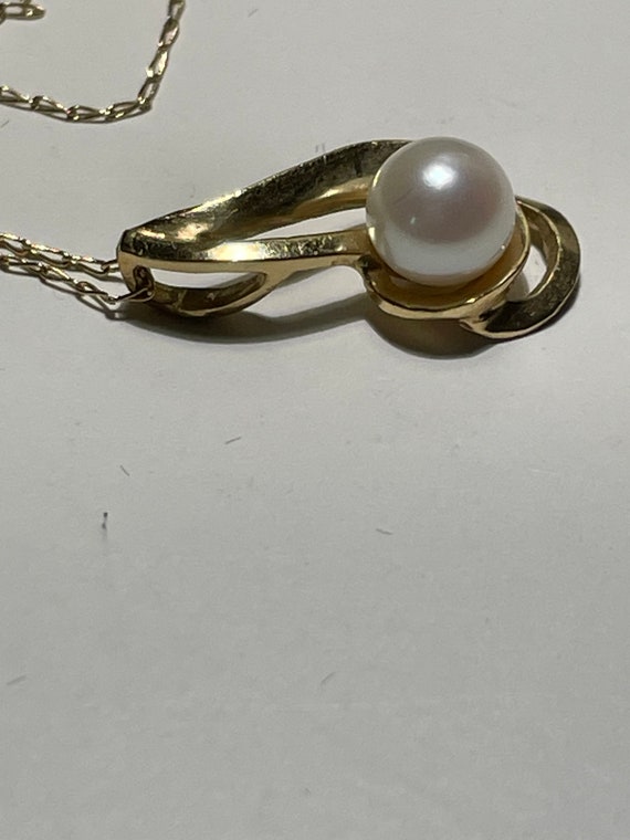 14 Kt Yellow Gold Swirl Pearl necklace - image 9