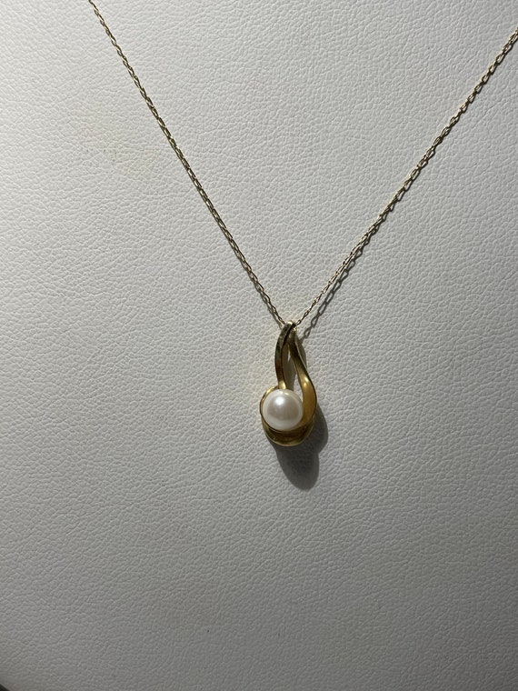 14 Kt Yellow Gold Swirl Pearl necklace - image 1