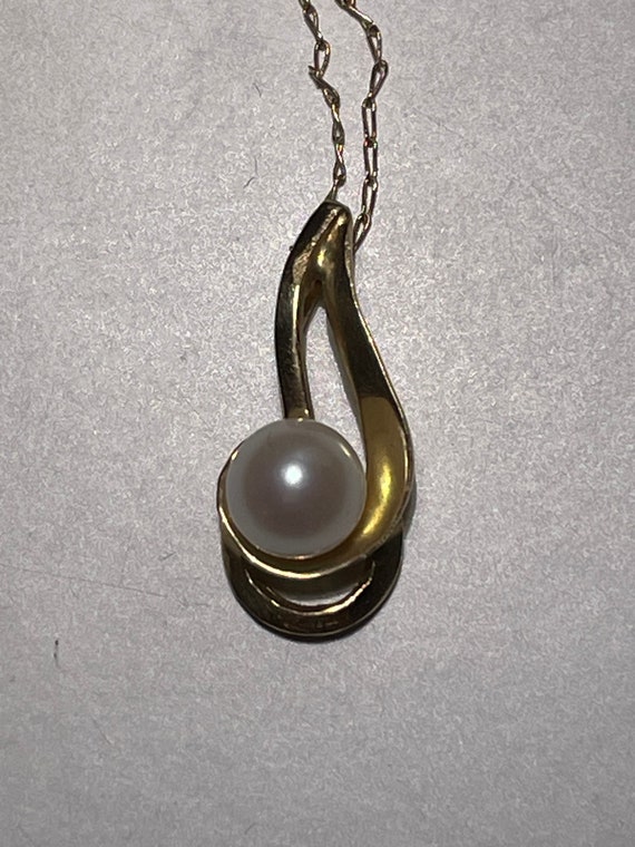 14 Kt Yellow Gold Swirl Pearl necklace - image 2