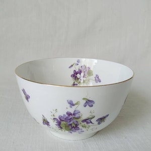 Sucrier en porcelaine tendre, Violettes victoriennes par Hammersley & co.