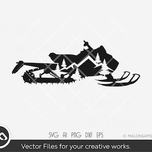 以下が含まれることがあります： 山と松の木を背景にしたスノーモービルの黒いシルエットです。