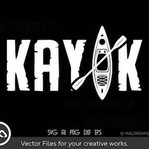Pode incluir: Texto branco que lê "KAYOK" com uma silhueta branca de um caiaque e um remo no centro. O texto está em uma fonte de letra desgastada.