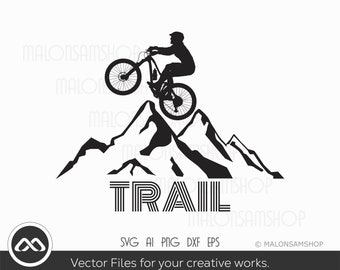Könnte beinhalten: Schwarz-weiße Silhouette eines Mountainbikers, der einen Berg hinauf fährt, mit dem Wort "TRAIL" in fetten, übereinander gestapelten Buchstaben darunter.