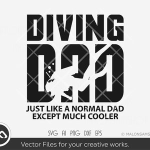 以下が含まれることがあります： 「DIVING DAD」というテキストとスキンダイビングをする人のシルエットが描かれた白黒のグラフィックデザイン。下のテキストは「JUST LIKE A NORMAL DAD EXCEPT MUCH COOLER」です。