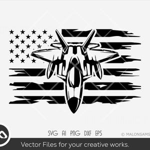 Könnte beinhalten: Schwarz-weiße Grafik eines Kampfflugzeugs, das auf einer verwitterten amerikanischen Flagge abgebildet ist. Das Flugzeug ist zentriert, mit den Sternen und Streifen der Flagge im Hintergrund. Der Text "Vector Files for your creative works" ist enthalten.
