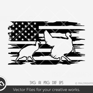 Op de afbeelding: Een verweerd Amerikaans vlagontwerp met twee witte kalkoensilhouetten. De kalkoensilhouetten zijn naar tegenovergestelde richtingen gericht. De vlag is zwart en wit.