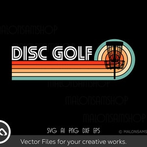 Puede incluir: Diseño gráfico de estilo retro con el texto "DISC GOLF" en letras blancas sobre un fondo rayado multicolor. Una silueta de una cesta de disc golf se encuentra en la esquina superior derecha del diseño.