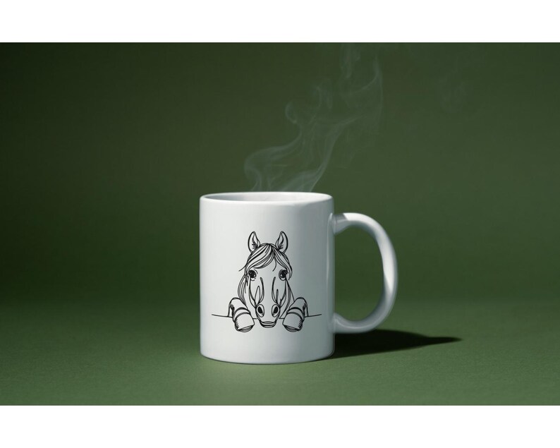 K&ouml;nnte beinhalten: Eine wei&szlig;e Keramiktasse mit einer schwarzen Linienzeichnung eines Pferdekopfes, der &uuml;ber den Rand schaut. Das Pferd hat eine lange M&auml;hne und eine gro&szlig;e Nase.