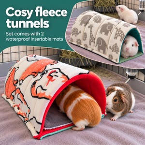 Op de afbeelding: Een set van twee gebogen fleece tunnels voor kleine huisdieren. De ene tunnel heeft een crèmekleurige buitenkant met een grijze dierenprint, terwijl de andere een crèmekleurige buitenkant met een oranje en zwart dierenpatroon heeft.