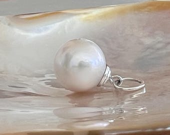 Beehive Pearl Pendant in Silver
