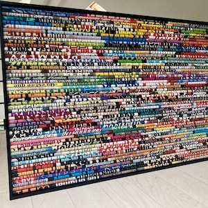 Grande dipinto astratto multicolore realizzato con riviste riciclate, originale e luminoso. Scopri cosa c'è nascosto lì!