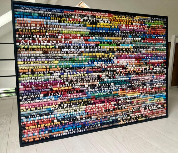 Grand tableau coloré abstrait en magazines recyclés, original et lumineux. Découvrez ce qui s’y cache !