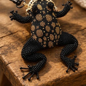 Myntväska eller nyckelring i form av en groda med prickar virkade med pärlor