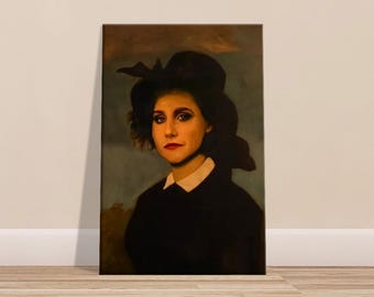 Può includere: Un dipinto di una donna che indossa un cappello nero e un vestito nero con un colletto bianco. La donna ha i capelli scuri e guarda direttamente lo spettatore. Lo sfondo è di colore azzurro chiaro.