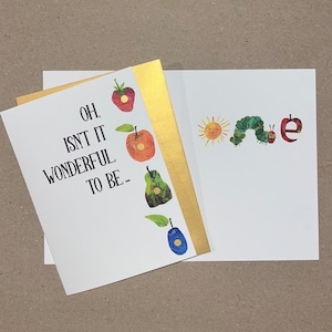 Primeiro cartão de feliz aniversário de uma lagarta muito faminta para bebê - envelope dourado metálico