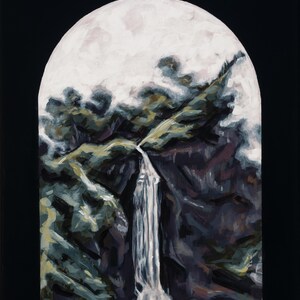 Puede incluir: Una pintura de una cascada que cae por un acantilado rocoso, enmarcada por un arco blanco sobre un fondo oscuro. La escena está pintada en un estilo estilizado y pictórico, con un enfoque en la textura y el color.