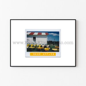 Peut inclure: Photographie encadrée d'un bâtiment blanc avec un toit rayé rouge et blanc. Des brouettes jaunes sont devant le bâtiment. Le texte "GOOD APPLES" est sur une bannière jaune en bas.