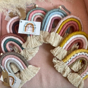 Hänge/ Väggbonad/ Regnbågsmakramé/ Barnrumsdekor/ Skötbordsdekor/ Barnvagnsdekor/ Boho