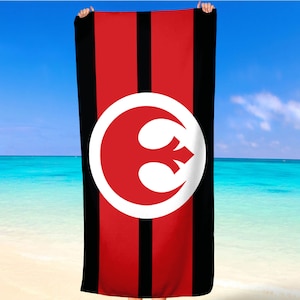Könnte beinhalten: Ein rot-schwarzes Strandtuch mit einem weißen Symbol der Rebellenallianz in der Mitte. Das Symbol ist ein Kreis mit einer stilisierten 'S'-Form im Inneren.