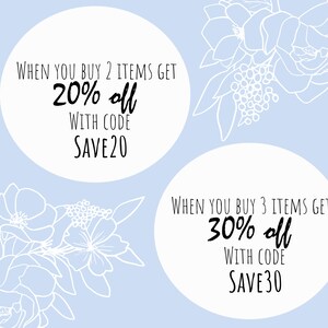 K&ouml;nnte beinhalten: Ein hellblauer Hintergrund mit zwei wei&szlig;en Kreisen, die Text enthalten. Der obere Kreis sagt "WHEN YOU BUY 2 ITEMS GET 20% off WITH CODE SAVE20". Der untere Kreis sagt "WHEN YOU BUY 3 ITEMS GET 30% off WITH CODE SAVE30". Beide Kreise sind von wei&szlig;en floralen Designs umgeben.