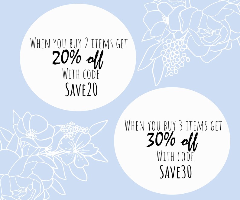 K&ouml;nnte beinhalten: Ein hellblauer Hintergrund mit zwei wei&szlig;en Kreisen, die Text enthalten. Der obere Kreis sagt "WHEN YOU BUY 2 ITEMS GET 20% off WITH CODE SAVE20". Der untere Kreis sagt "WHEN YOU BUY 3 ITEMS GET 30% off WITH CODE SAVE30". Beide Kreise sind von wei&szlig;en floralen Designs umgeben.