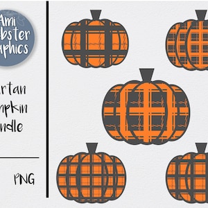 Può includere: Cinque zucche a quadri arancioni e neri. Le zucche sono di dimensioni diverse e sono disposte in fila. Il testo "Tartan Pumpkin Bundle" è in alto nell'immagine. Il testo "SVG PNG" è in basso nell'immagine.