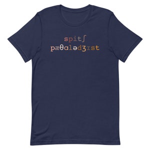 Op de afbeelding: Donkerblauw T-shirt met een verloopontwerp dat "spit/p&infin;oled3ist" leest.