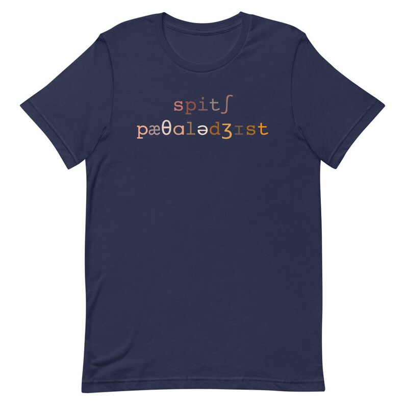 Op de afbeelding: Donkerblauw T-shirt met een verloopontwerp dat "spit/p&infin;oled3ist" leest.