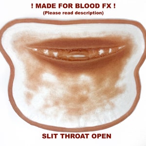 Puede incluir: Primer plano de una herida falsa de aspecto realista, que representa una garganta cortada. La herida está abierta y parece estar hecha de un material de color carne. La imagen está etiquetada como "SLIT THROAT OPEN" y "! MADE FOR BLOOD FX! (Please read description)"
