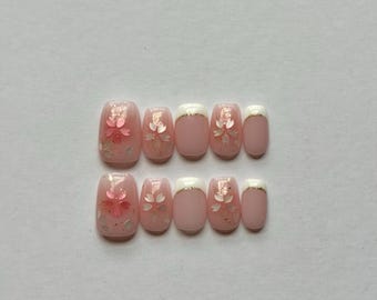 Kersenbloesempers op nagels, roze french tip nagels, lente bloemennagels, korte vierkante persnagels, handgemaakte nagels