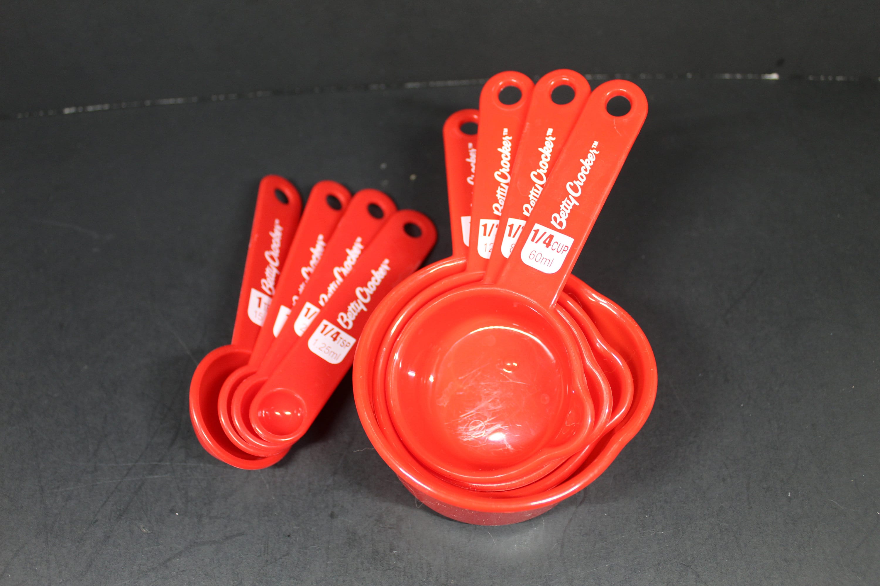 Betty Crocker Red MEASURING CUPS AND MEASURING SPOONS 8 PIECE SET - NEW