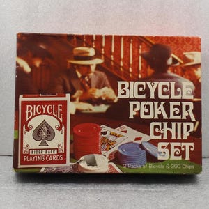 Pu&ograve; includere: Una scatola del set di poker Bicycle con un mazzo di carte Rider Back, fiches rosse e blu. La scatola riporta la scritta "Bicycle Poker Chip Set" e include 2 mazzi di carte Bicycle e 200 fiches.