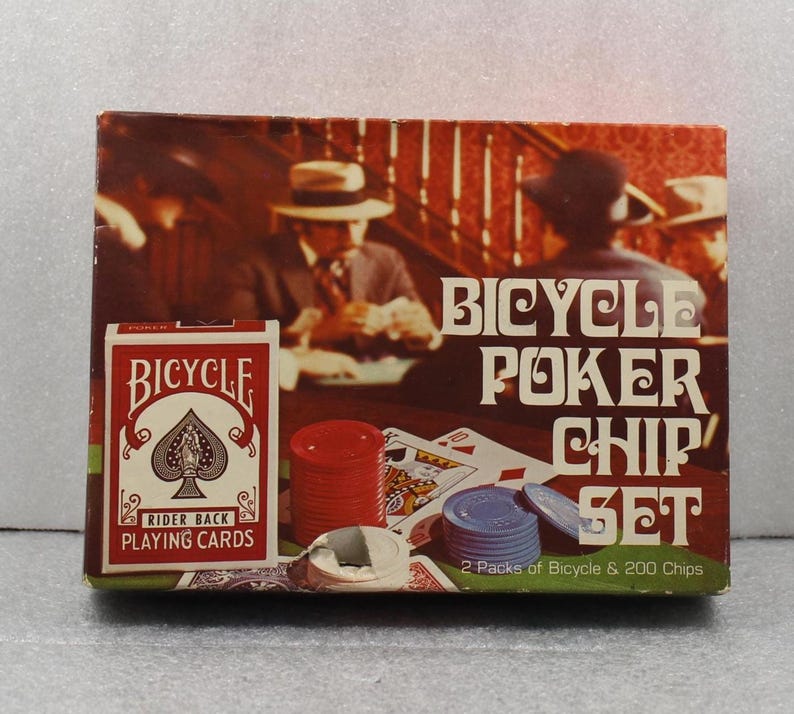 Pu&ograve; includere: Una scatola del set di poker Bicycle con un mazzo di carte Rider Back, fiches rosse e blu. La scatola riporta la scritta "Bicycle Poker Chip Set" e include 2 mazzi di carte Bicycle e 200 fiches.