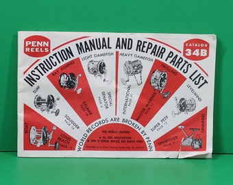 Könnte beinhalten: Ein rotes und weißes Kreisdiagramm mit dem Titel "Bedienungsanleitung und Reparaturteilliste" für Penn Rollen. Das Diagramm listet verschiedene Angelrollenmodelle auf, darunter Delmar, Squidder, Long Beach, Special Senator, International, Master Mariner, Super Peer und SpinFisher. Das Diagramm enthält auch die Katalognummer 34B.
