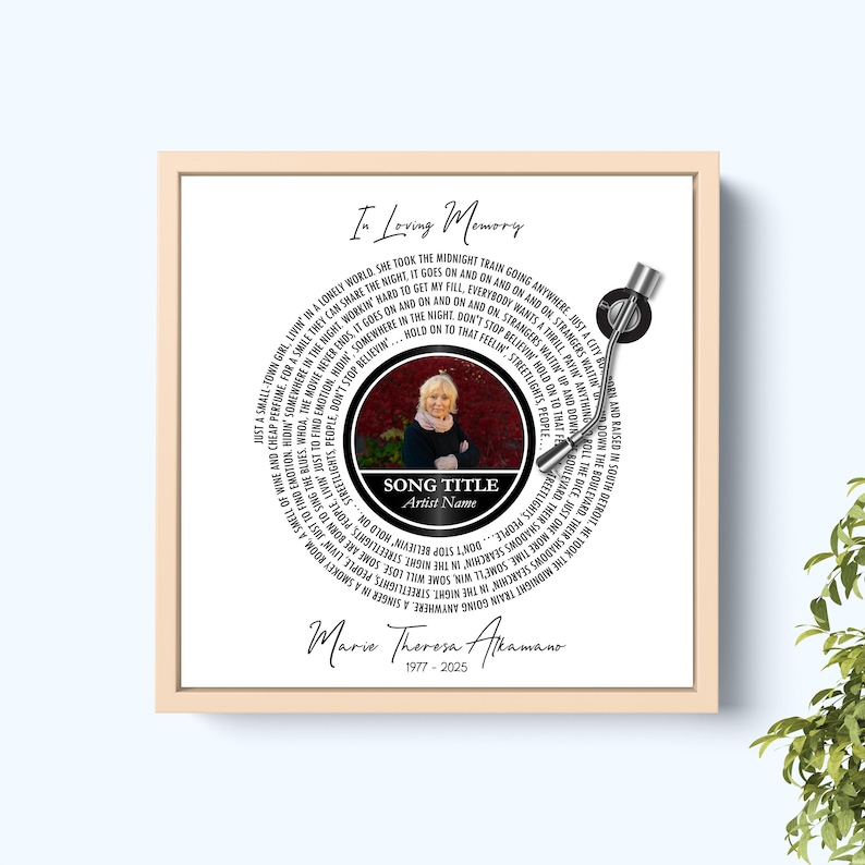 Puede incluir: Impresi&oacute;n enmarcada con un dise&ntilde;o de vinilo, con letras de canciones y una foto. El texto dice "In Loving Memory". La impresi&oacute;n tiene un marco beige y un brazo de disco plateado, ideal para un homenaje.