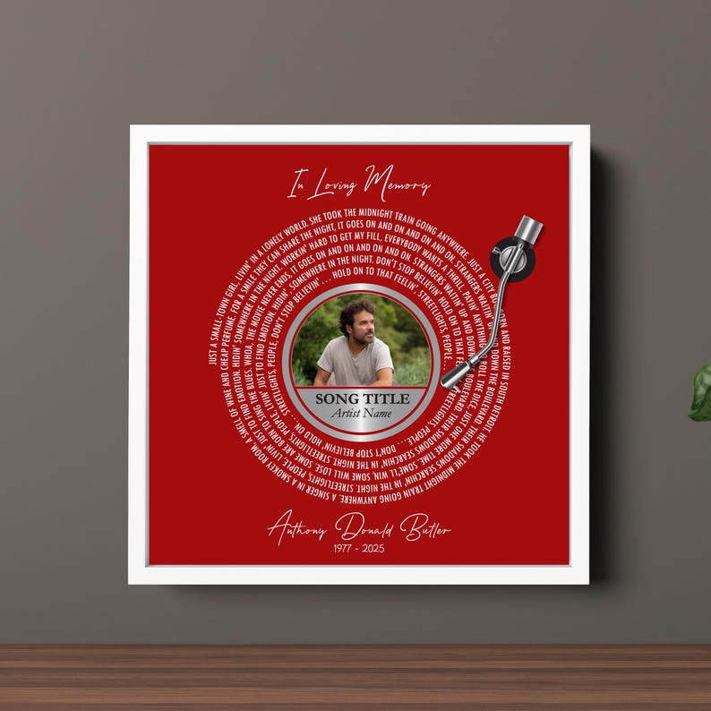 Puede incluir: Una obra de arte conmemorativa enmarcada con un fondo rojo y un dise&ntilde;o circular que se asemeja a un disco de vinilo. El dise&ntilde;o incluye una foto, letras de canciones y el texto "In Loving Memory". Tambi&eacute;n se incluye el nombre y las fechas del artista.
