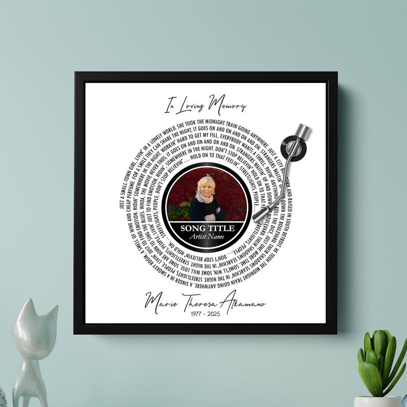 Puede incluir: Una impresi&oacute;n conmemorativa enmarcada con un borde negro. El dise&ntilde;o se asemeja a un disco de vinilo con una foto en el centro. El texto incluye "In Loving Memory", letras de canciones y el nombre "Marie Theresa Apramano 1977-2025."
