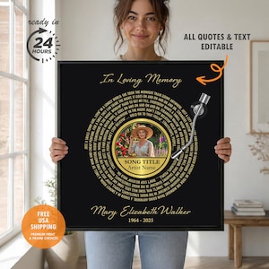 Puede incluir: Una impresi&oacute;n enmarcada en negro con texto dorado, que presenta un dise&ntilde;o circular con letras de canciones y una foto de una mujer. El texto dice "In Loving Memory" e incluye el nombre "Mary Elizabeth Walker" y las fechas 1964-2025.
