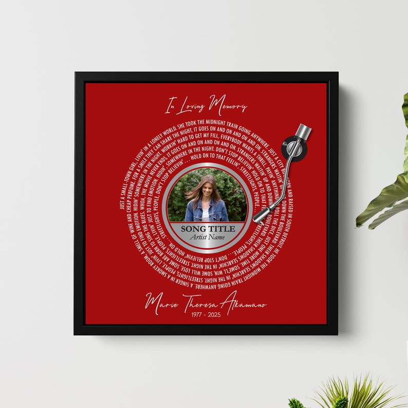 Puede incluir: Una obra de arte enmarcada, roja, con un dise&ntilde;o circular que se asemeja a un disco de vinilo. El texto "In Loving Memory" est&aacute; en la parte superior. El centro incluye una foto y texto para el t&iacute;tulo de una canci&oacute;n y el nombre del artista. La parte inferior tiene un nombre y fechas.