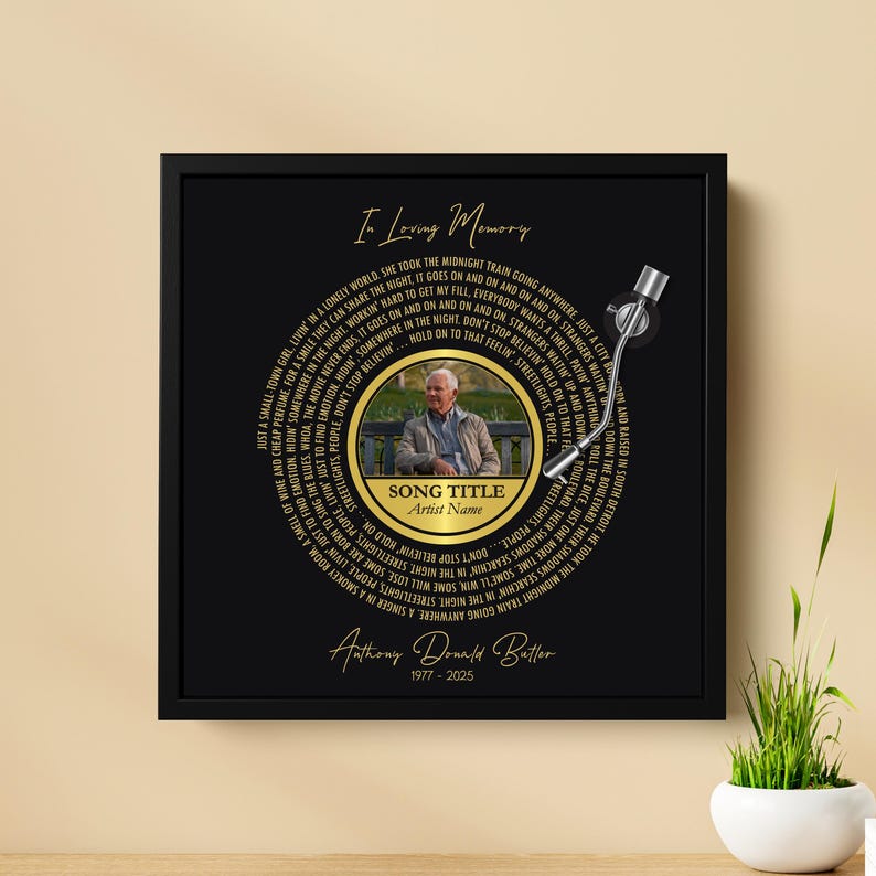 Puede incluir: Una obra de arte conmemorativa enmarcada en negro con un dise&ntilde;o de disco de vinilo. El disco presenta una foto, el t&iacute;tulo de la canci&oacute;n y el nombre del artista. El texto incluye "In Loving Memory" y el nombre "Anthony Donald Butler" con fechas.